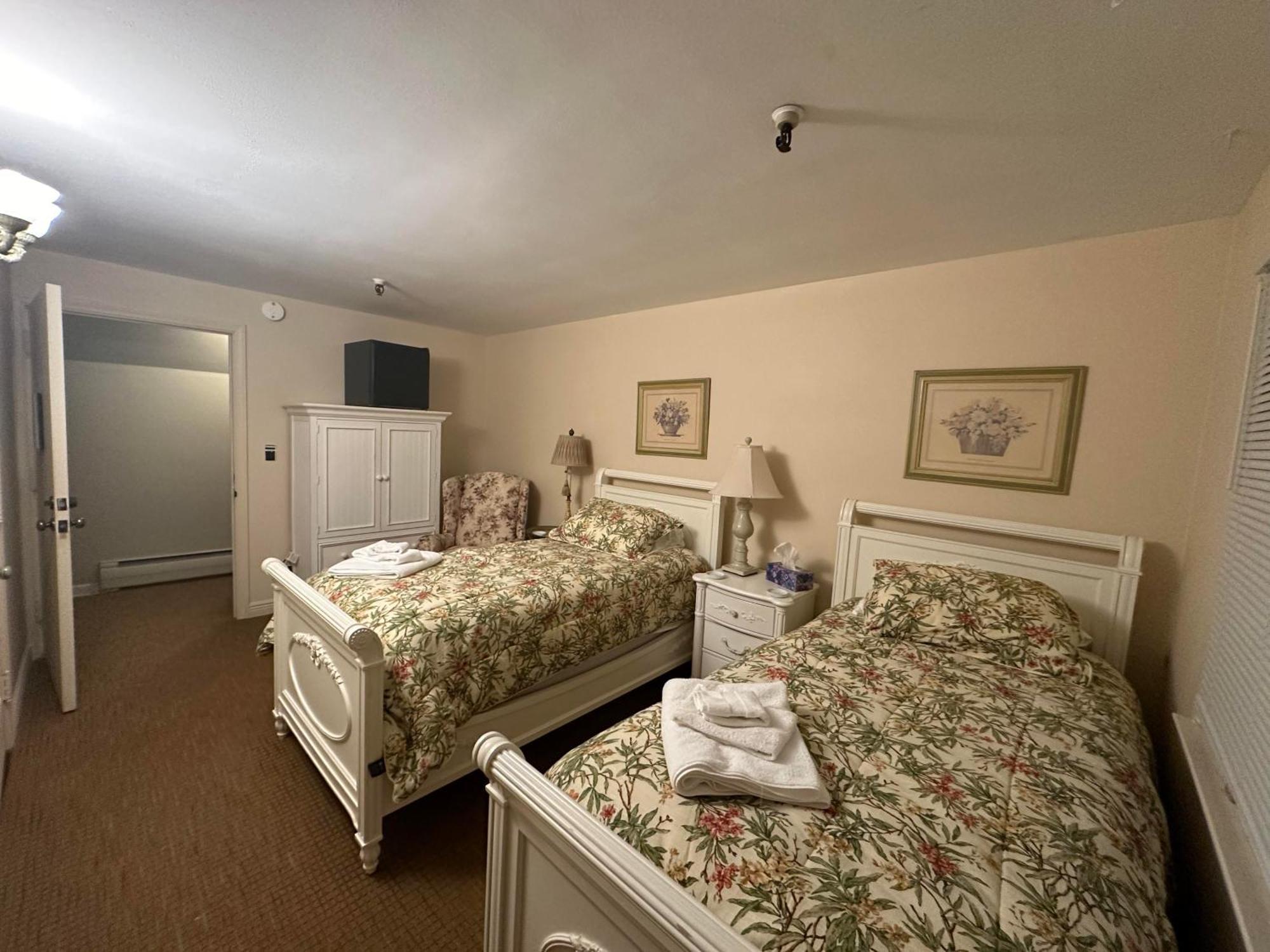 The Oaks B&B Hotel And Spiritual Center Джеймстаун Экстерьер фото